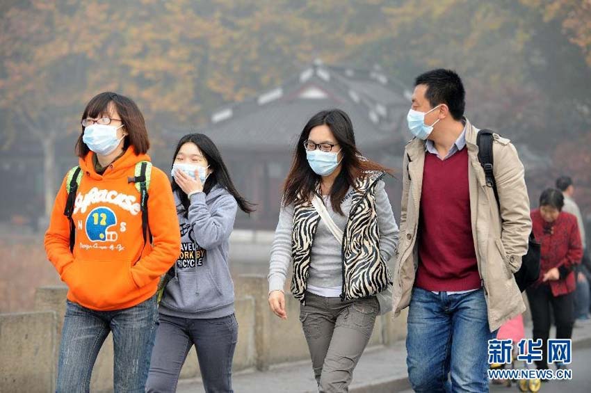 当日,杭州市雾霾天气持续,气象台10时宣布维持霾橙色预警信号和大雾