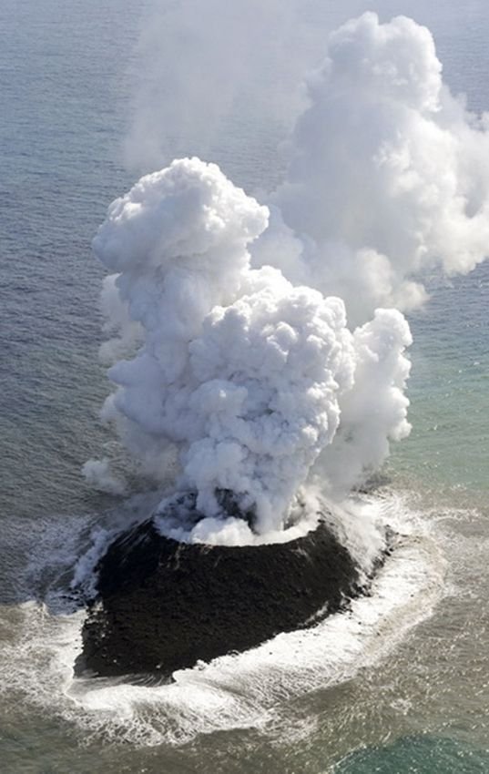 组图:日本新生火山岛面积扩2倍 有望成永久岛