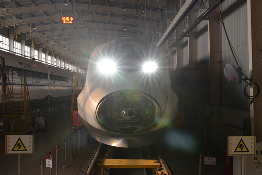 1月3日，CRH380A高速动车组列车完成总组装后进行静态通电测试。新华社记者 吴凯翔 摄