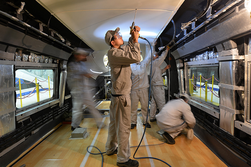 1月3日，工人在CRH380A高速动车组车厢内部组装零件。新华社记者 吴凯翔 摄
