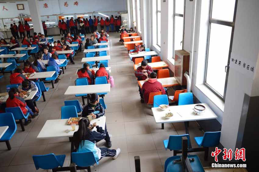 1月6日,内蒙古呼和浩特曙光学校食堂内,男女同学在各自区域就餐,左边是女生就餐区,右边为男生就餐区。据了解,该学校为加强初中、高中学生管理,培养学生就餐习惯,实行男女生分区域就餐。中新社发 刘文华 摄