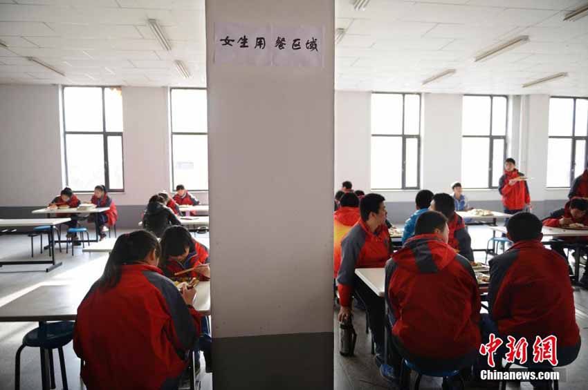 1月6日,内蒙古呼和浩特曙光学校食堂内,男女同学在各自区域就餐,左边是女生就餐区,右边为男生就餐区。据了解,该学校为加强初中、高中学生管理,培养学生就餐习惯,实行男女生分区域就餐。中新社发 刘文华 摄