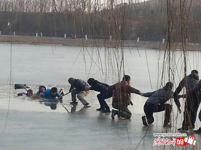高清：河北唐山6名市民手牵手冰窟里救出2名大学生