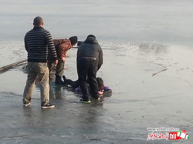 1月5日，3名大学生在唐山南湖公园的冰面上玩耍，其中两名大学生不慎落入冰窟窿，另一名大学生在营救时也险些被拽入冰水中。周围群众迅速赶来，大家手牵手构筑了一条生命索道，将这3名大学生成功营救。事后，这些英勇救人的市民都选择了默默离开。