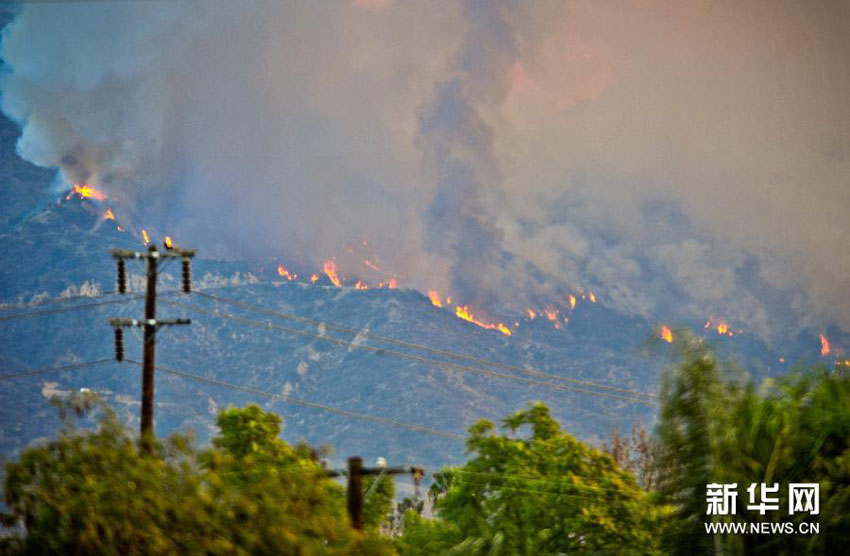 高清:洛杉矶山火袭城 部分学校和居民被疏散