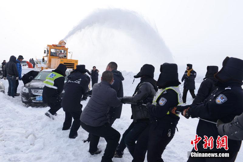 新疆玛依塔斯路段遭风雪袭击 施救场面回顾