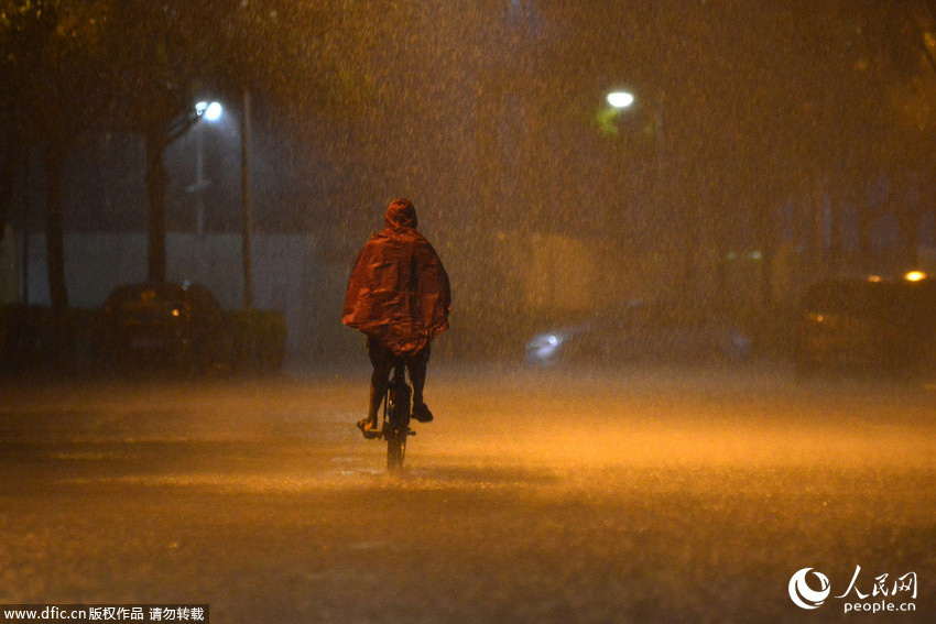 深圳发布暴雨红色预警 深圳机场被水浸