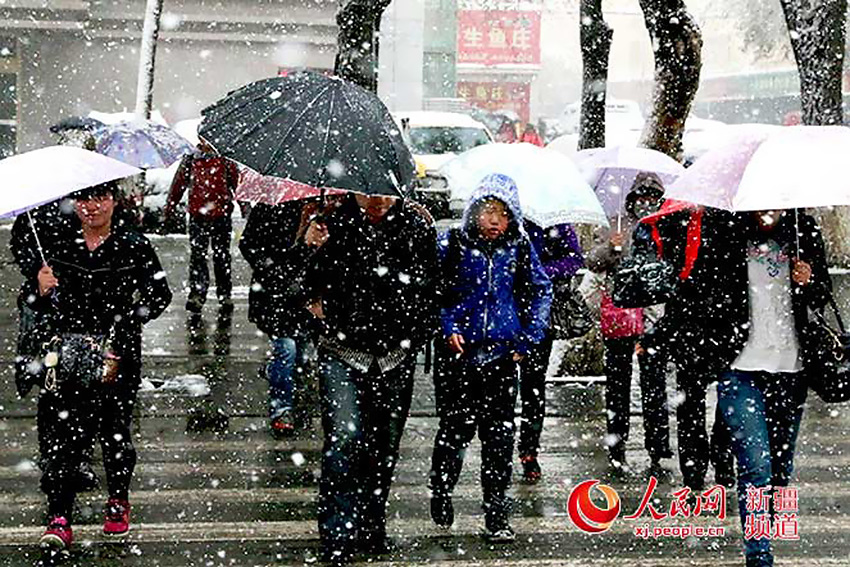 4��23�գ���³ľ�뽵�´�ѩ������¶�-3�棬������������ⰻȻ��ʱ�ڣ������󡰱�����������ֱ���ֻص��˶��졣���� ��