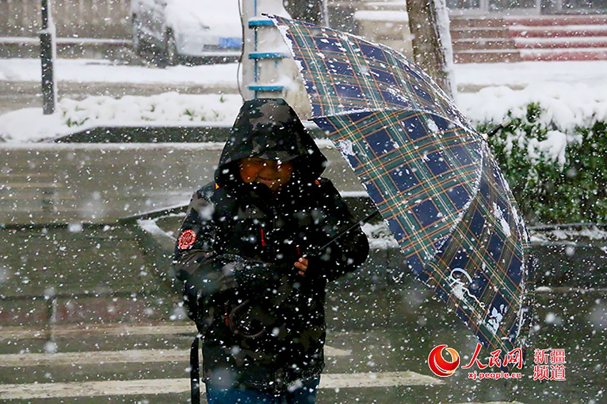 4��23�գ���³ľ�뽵�´�ѩ������¶�-3�棬������������ⰻȻ��ʱ�ڣ������󡰱�����������ֱ���ֻص��˶��졣���� ��
