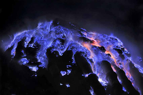 印尼火山爆发喷出2万米高火山灰 尽览喷发壮观
