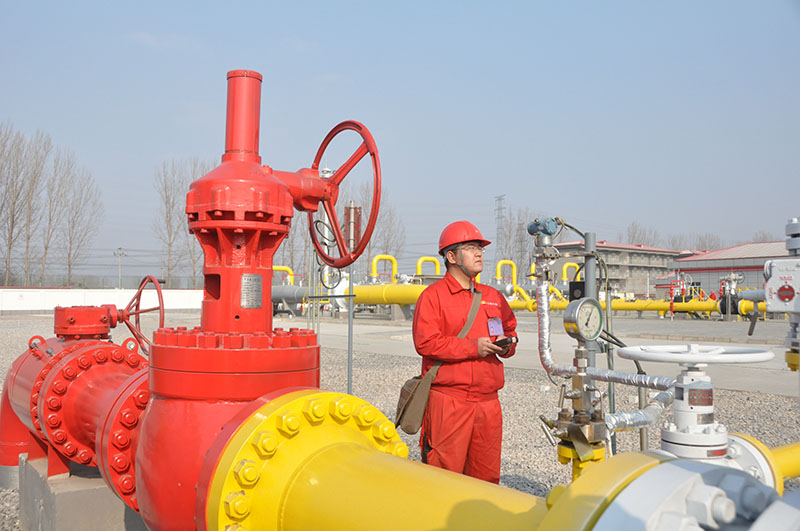 中石油北京天然氣管道有限公司北京輸氣處西沙屯分輸站，值班工人常規巡檢。