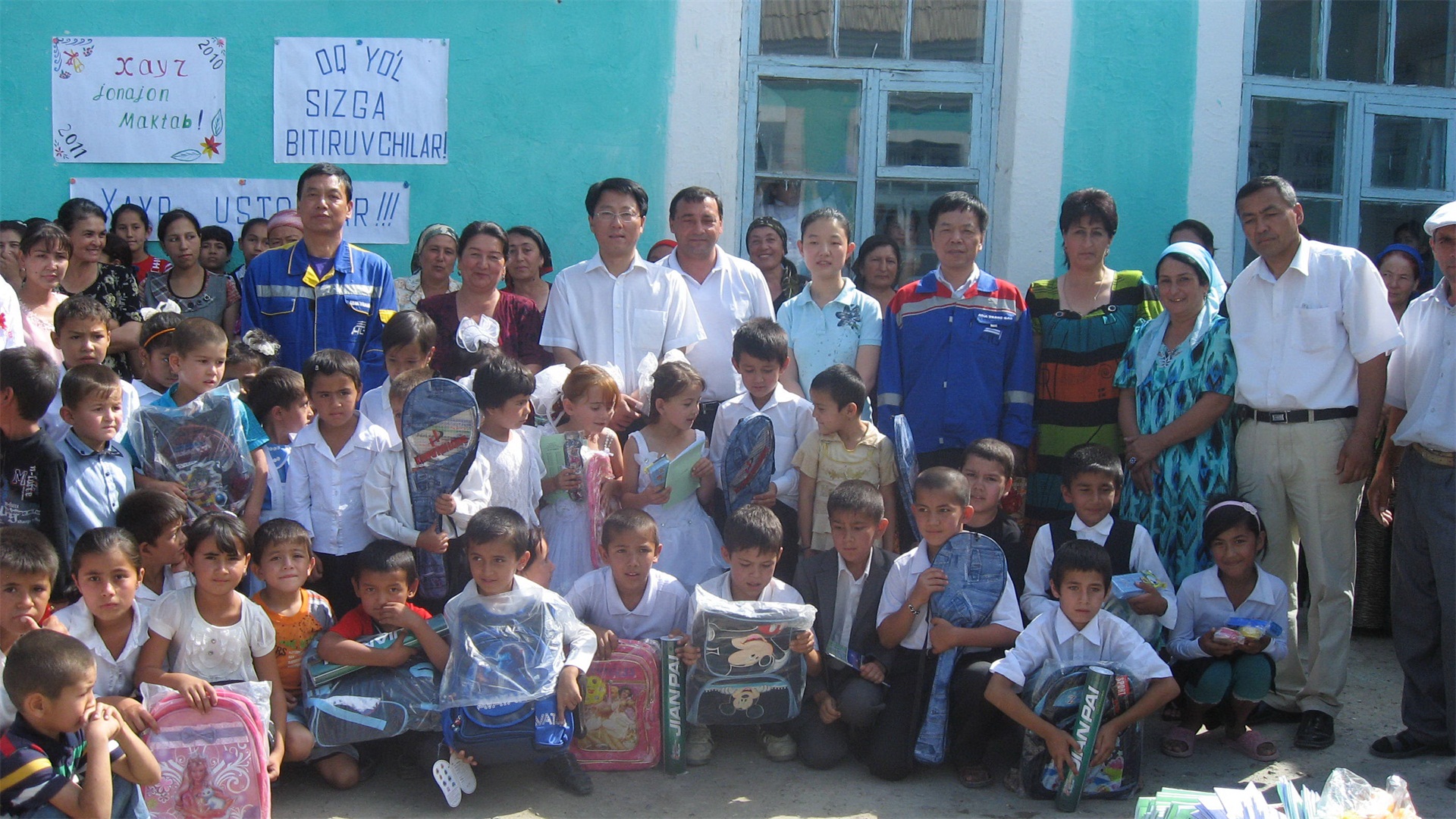  【孩子的笑臉】  烏茲別克斯坦小學生，拿到中國石油叔叔們送的學習用品，興奮寫在他們臉上。               隱藏文字說明