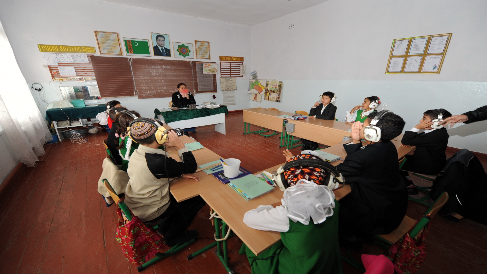  【孩子的笑臉】               土庫曼斯坦，阿什哈巴德地區聽力與語言障礙學校，中國石油人給師生們送來了聖誕禮物並一起過聖誕節。               隱藏文字說明