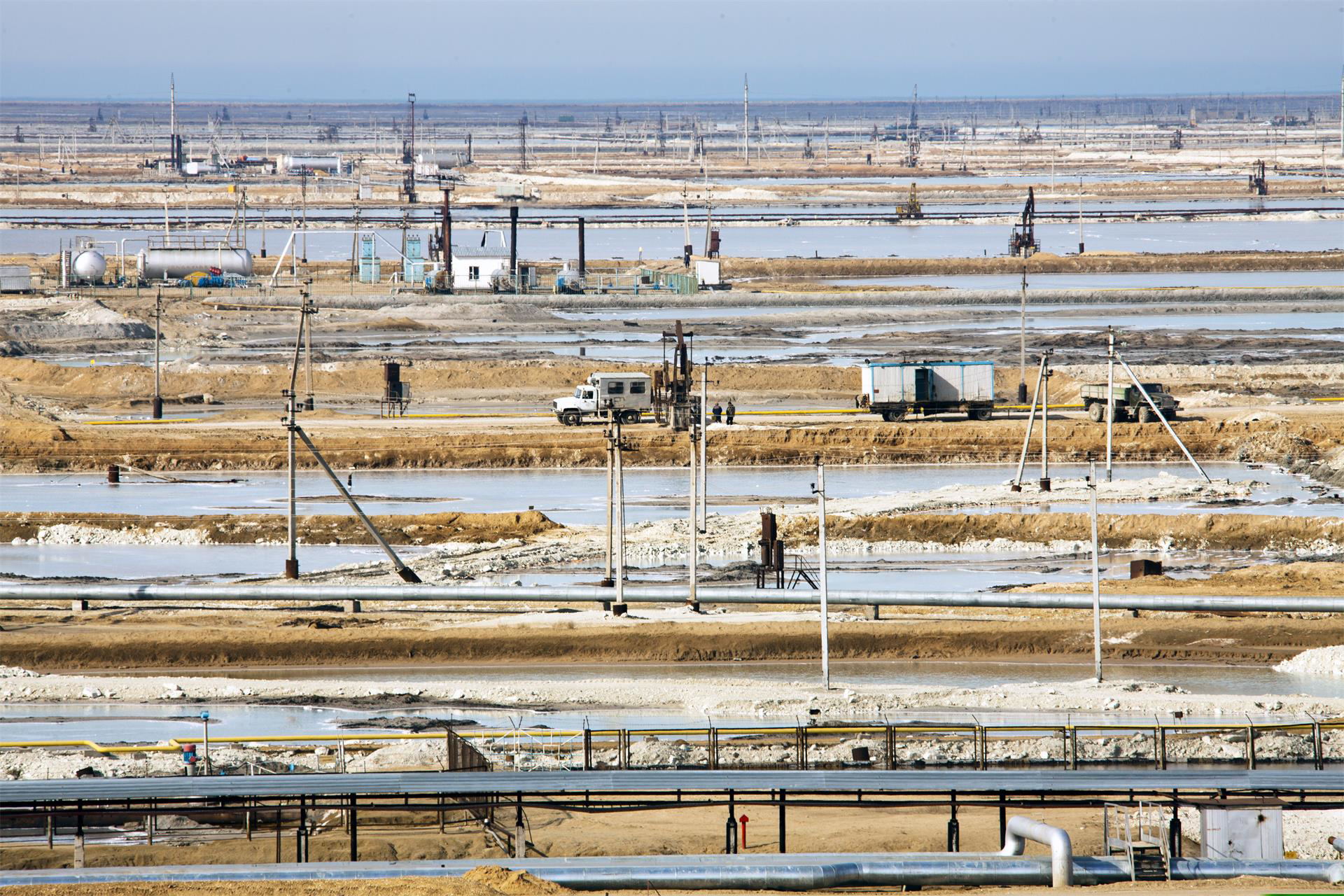 【技術開路】中國人憑借過硬的油氣開發技術，把一些被資源國或西方石油公司判定為“雞肋”的區塊“盤活”，有的甚至變成千萬噸級大油田，成為國際石油市場上的大新聞。圖：哈薩克斯坦鹽下油田現場。隱藏文字說明