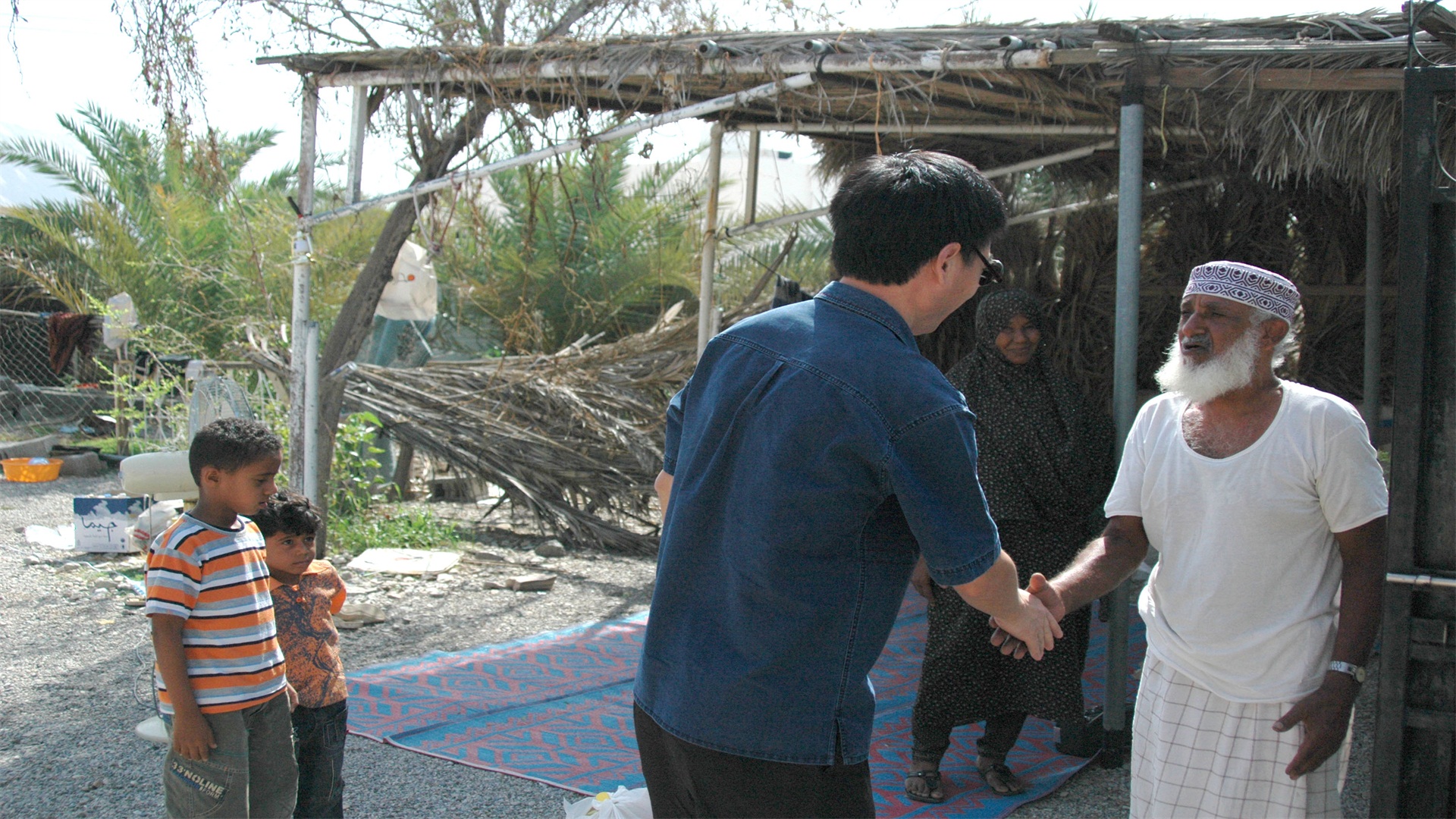 【社會責任】                        圖片背景：阿曼項目，一場颶風過后，當地很多居民缺衣缺食。中國石油人的捐贈很及時。                            隱藏文字說明
