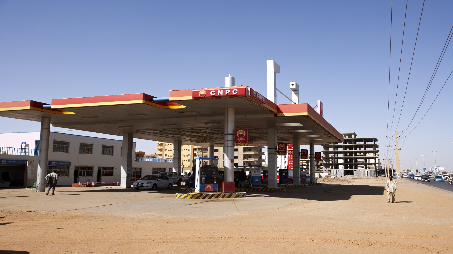 【蘇丹樣本】                     中國石油人還為蘇丹建設了許多加油站，極大地方面了當地居民的生活。                                   隱藏文字說明