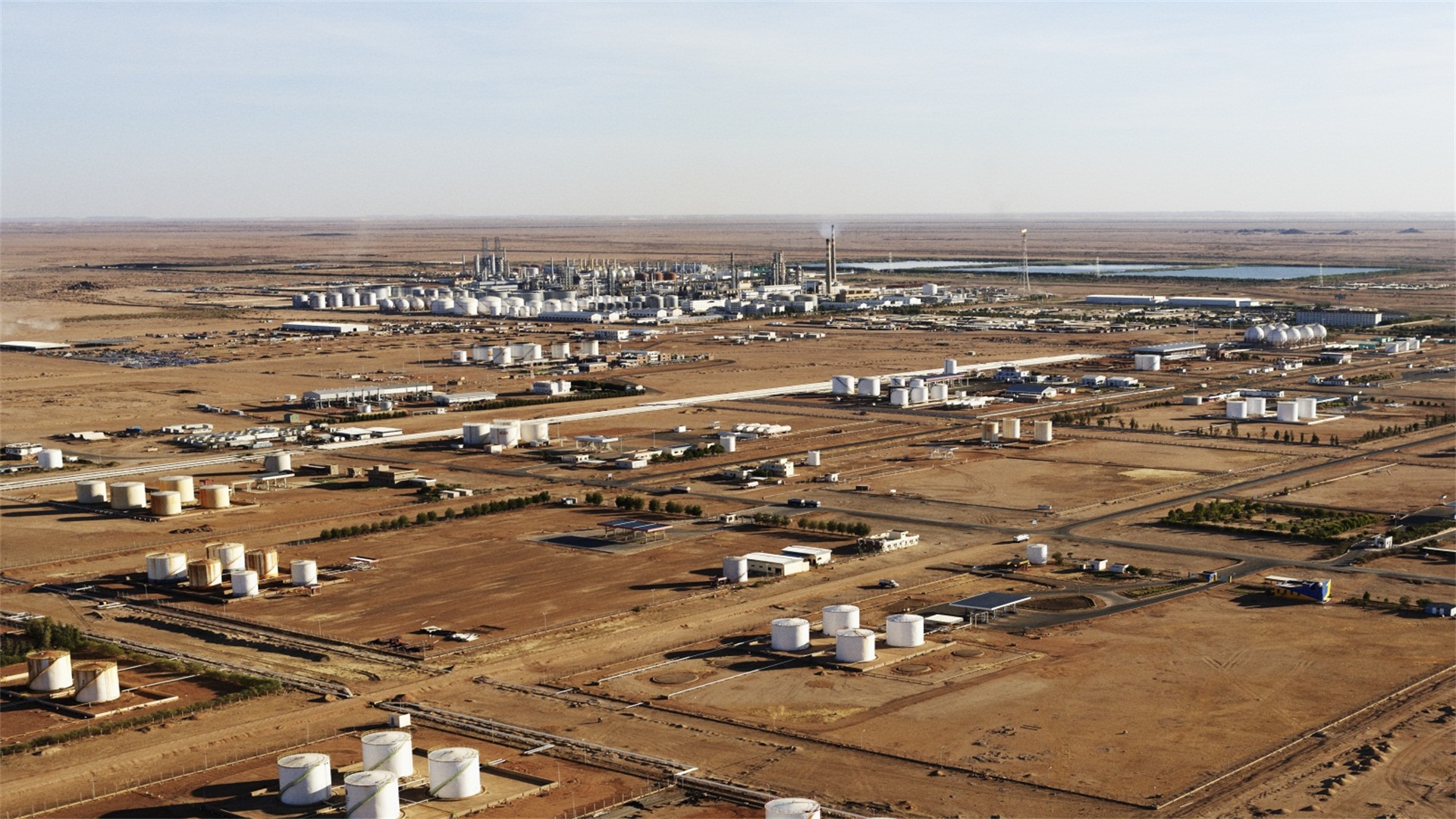 【蘇丹樣本】                      喀土穆煉廠被蘇丹人稱為“尼羅河畔的明珠”。煉廠建成后，蘇丹建立起上下游一體的現代化石油工業體系，不僅滿足了自身成品油需求，而且實現了部分出口。蘇丹從石油進口國一躍成為石油出口國，國家財政狀況大為好轉。                                 隱藏文字說明