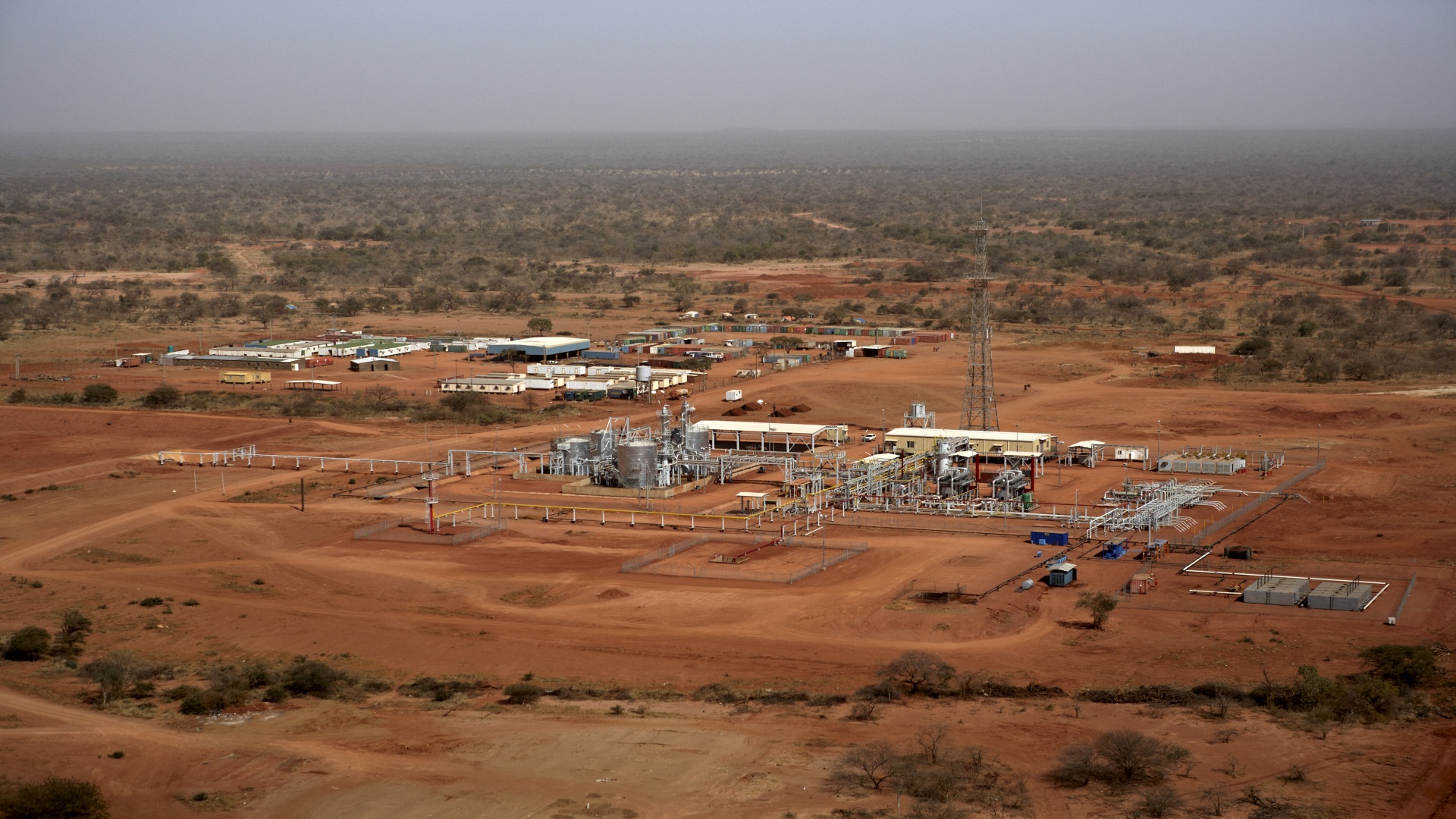 【蘇丹樣本】                    蘇丹124區塊，第一個建成的千萬噸級大油田，徹底改變了蘇丹石油工業面貌。項目投產日，也就是每年的8月31日，被確定為蘇丹的石油節。隨后，又陸續開發了蘇丹37區、蘇丹6區項目，幫助蘇丹人民圓了石油夢。                                     隱藏文字說明