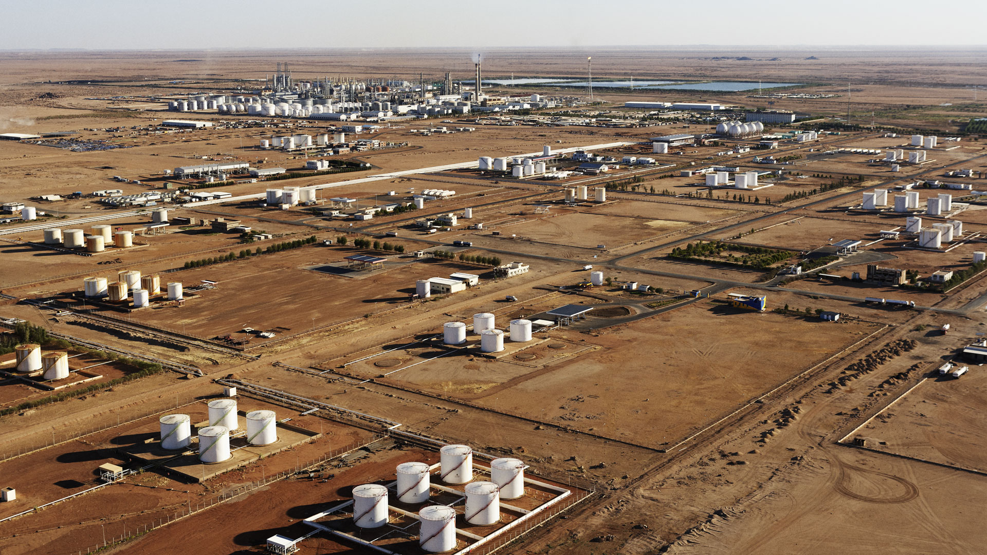 【走進非洲】2000年，中國石油在海外合資建設的第一座煉廠——蘇丹喀土穆煉廠建成投產，結束了蘇丹長期進口的歷史，被譽為“非洲大陸上的一顆明珠”。圖：蘇丹煉廠常減壓生產裝置。 隱藏文字說明