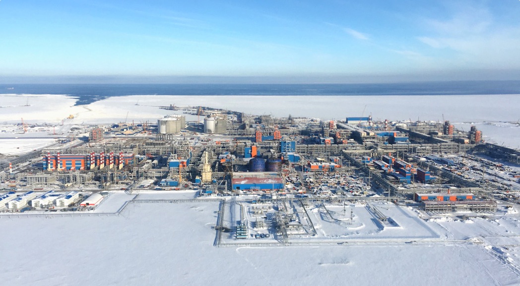 【中俄攜手】與俄羅斯開展油氣合作，是中國石油對外開展油氣合作的重要戰略方向。目前，雙方在油氣資源開發、油氣貿易等領域的合作取得了重要成果。位於北極的亞馬爾項目，是中俄油氣合作的標志性項目，也是“一帶一路”油氣合作的亮點，被譽為“絲路珍品”“北極明珠”。該項目已經取得重要進展，投產后，每年將可生產超過1600萬噸液化天然氣和100萬噸凝析油。圖：亞馬爾項目氣源地——南塔姆貝油田遠眺。 隱藏文字說明