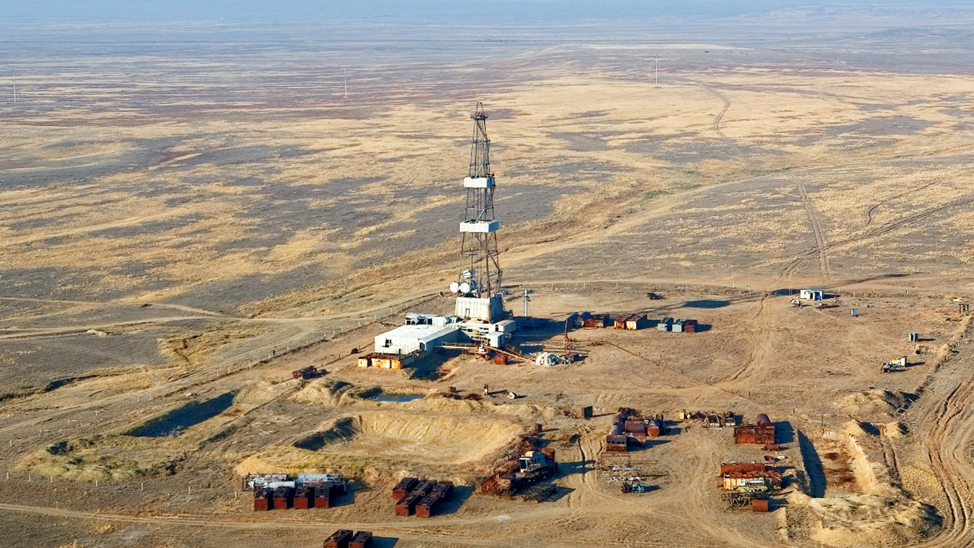 【走進中亞】哈薩克斯坦是中國與中亞國家開展油氣合作的重頭戲。阿克糾賓油田的成功開發，將中哈油氣合作推上新台階。圖：阿克糾賓油田鑽井現場。 隱藏文字說明