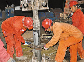 鑽井隊員工在塔木察格油田進行作業