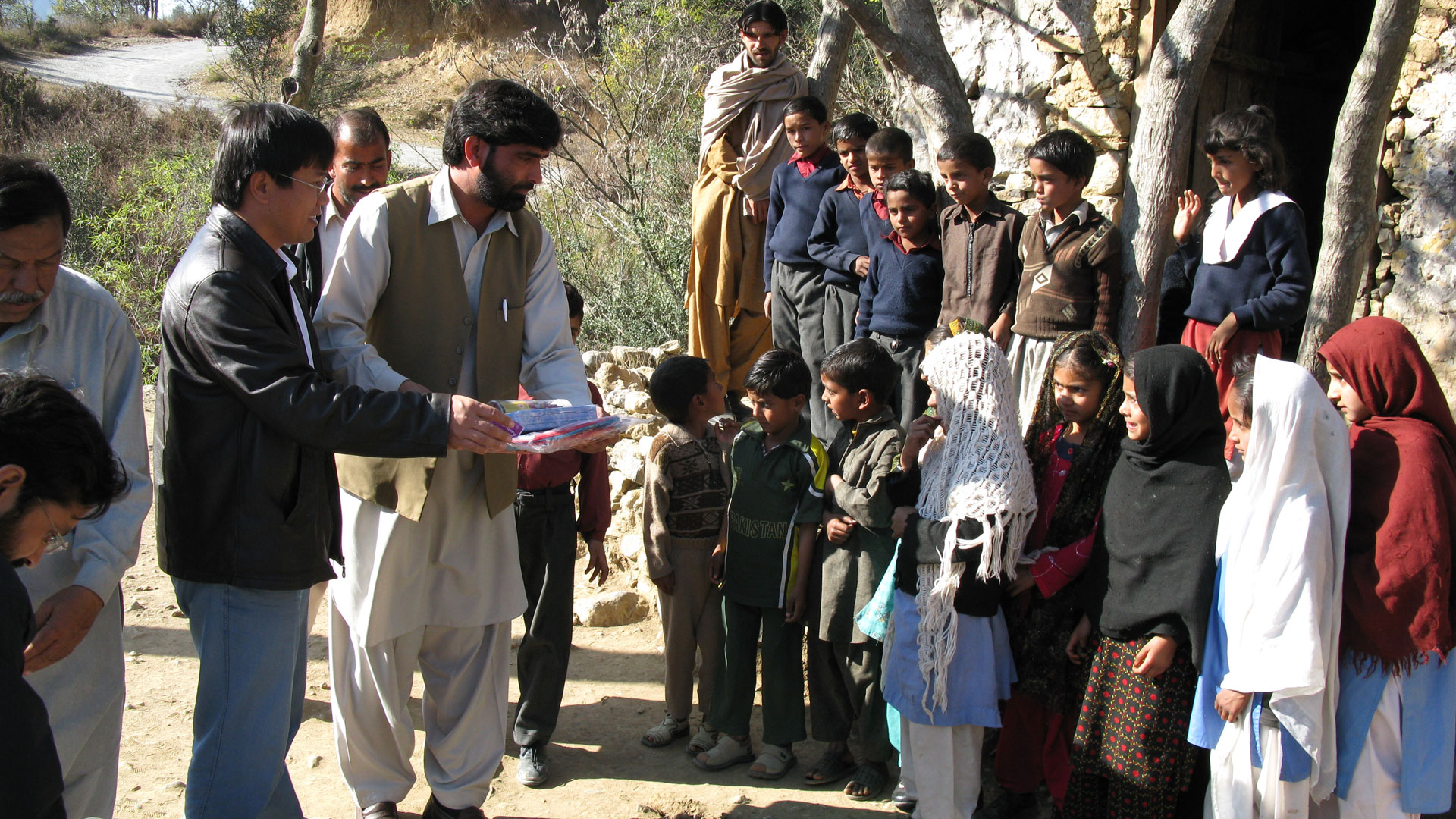 【孩子的笑臉】              巴基斯坦，中國石油人給山村的孩子們送書。                            隱藏文字說明
