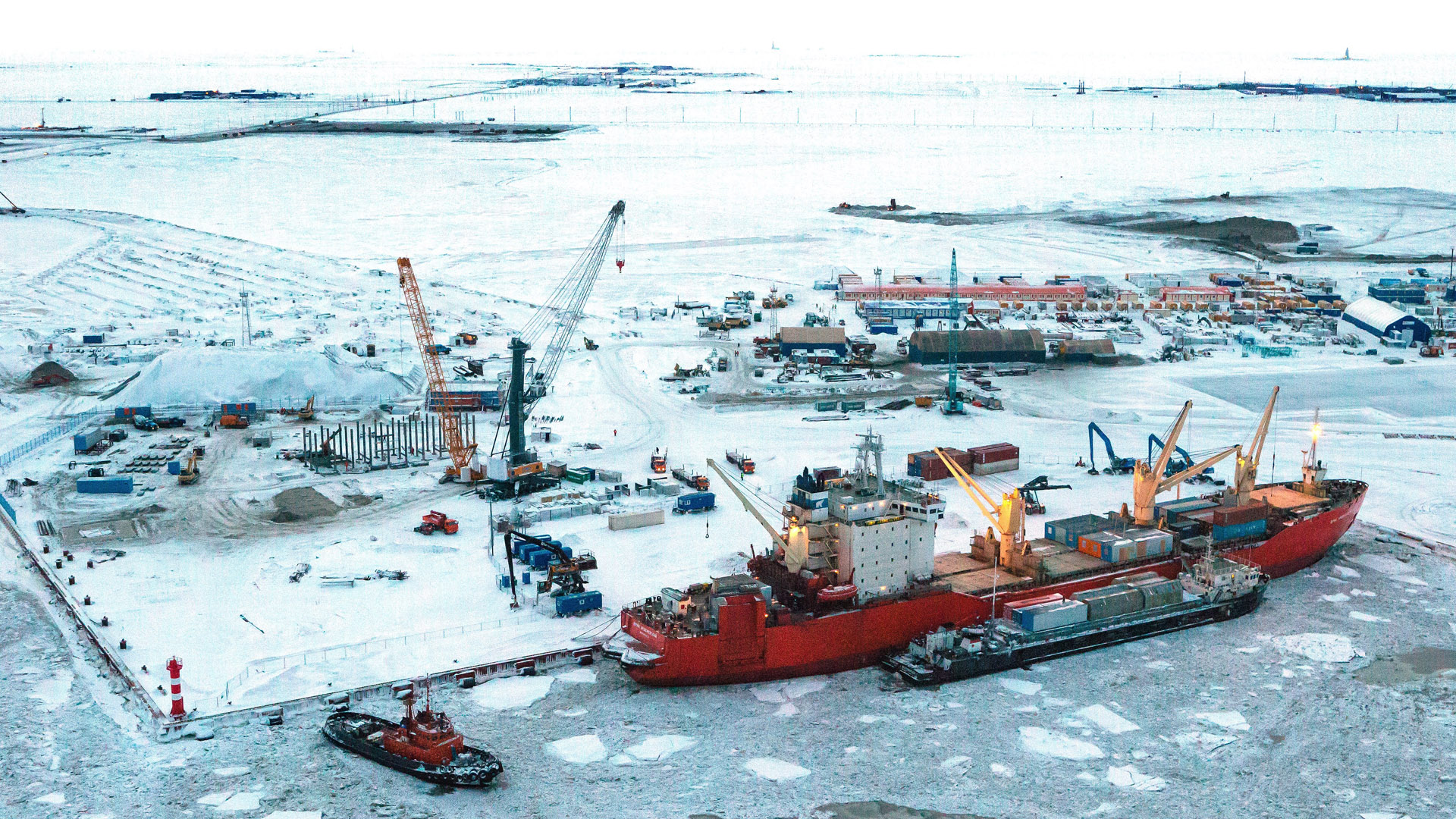【戰斗天地】站在北極地區冰壺中的石油工人們，此刻或許早已顧不上甚至忘記了刺骨的冰水，而是地下可能蘊藏的“黑金”。圖：中俄亞馬爾項目施工現場隱藏文字說明
