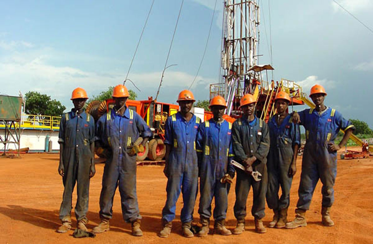 【蘇丹樣本】              中蘇石油合作，留給蘇丹的最珍貴禮物，是培養了許多蘇丹年輕人，培養了許多蘇丹石油人才。 圖為鑽井現場的蘇丹年輕人。 