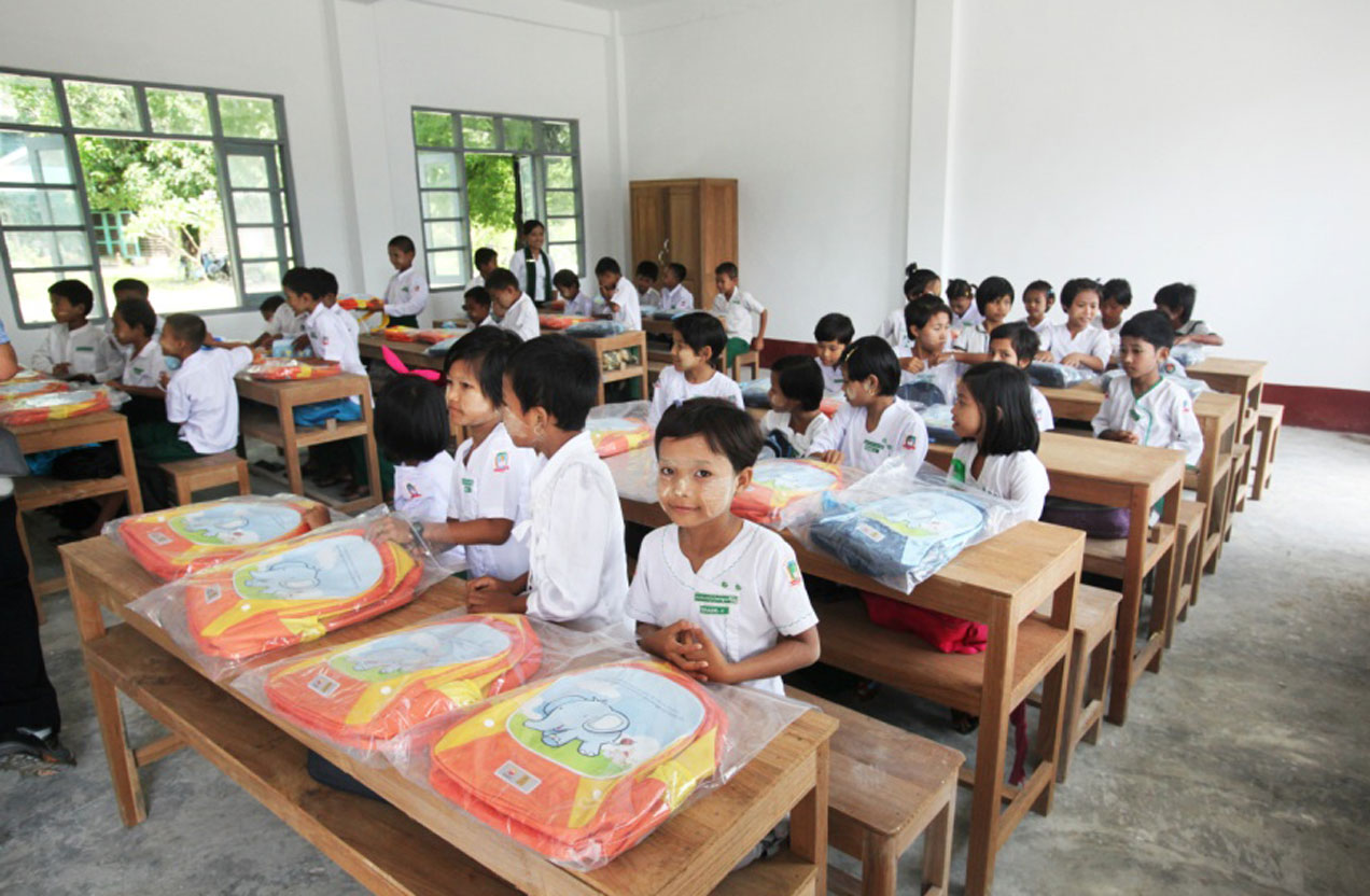 【孩子的笑臉】            緬甸，同學們的新書包，中國石油叔叔送的！              。 隱藏文字說明