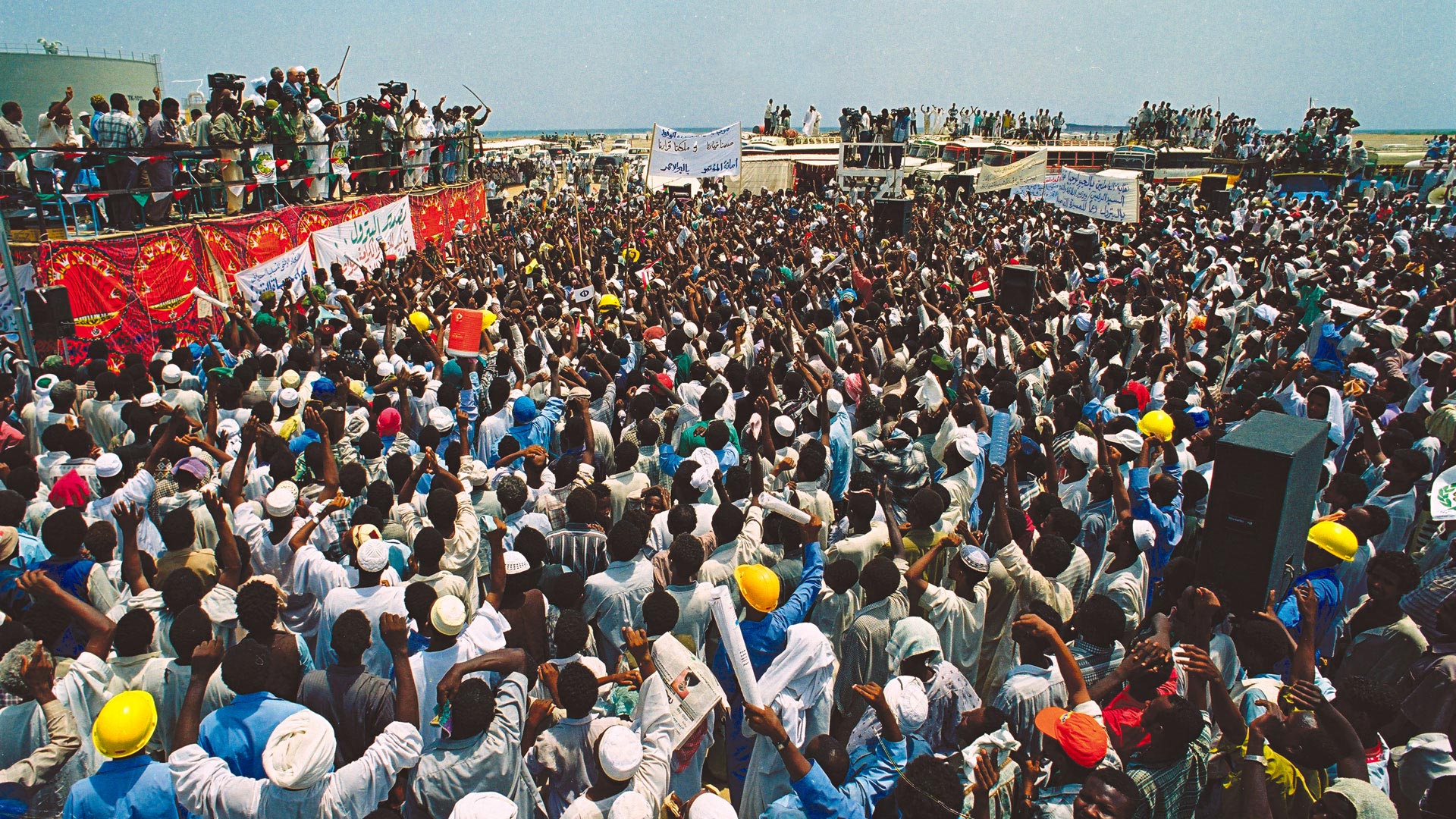 【蘇丹樣本】                     石油節上慶祝的人群。                                  隱藏文字說明