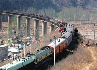 陕西至北京列车6节车厢脱轨 未造成伤亡 (5)