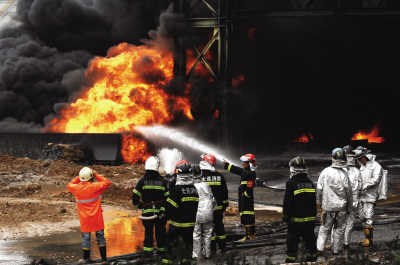 [组图]2010中国能源:大连新港输油管道爆炸